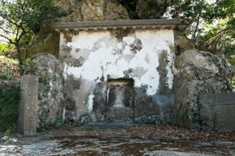 写真：尚布里の墓1