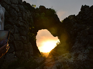 夏至の日の玉城グスクの白門には昇る朝日が外側から差し込む