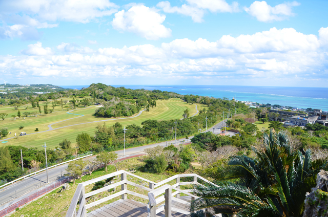 琉球ゴルフ倶楽部の芝生と、太平洋のコントラスト